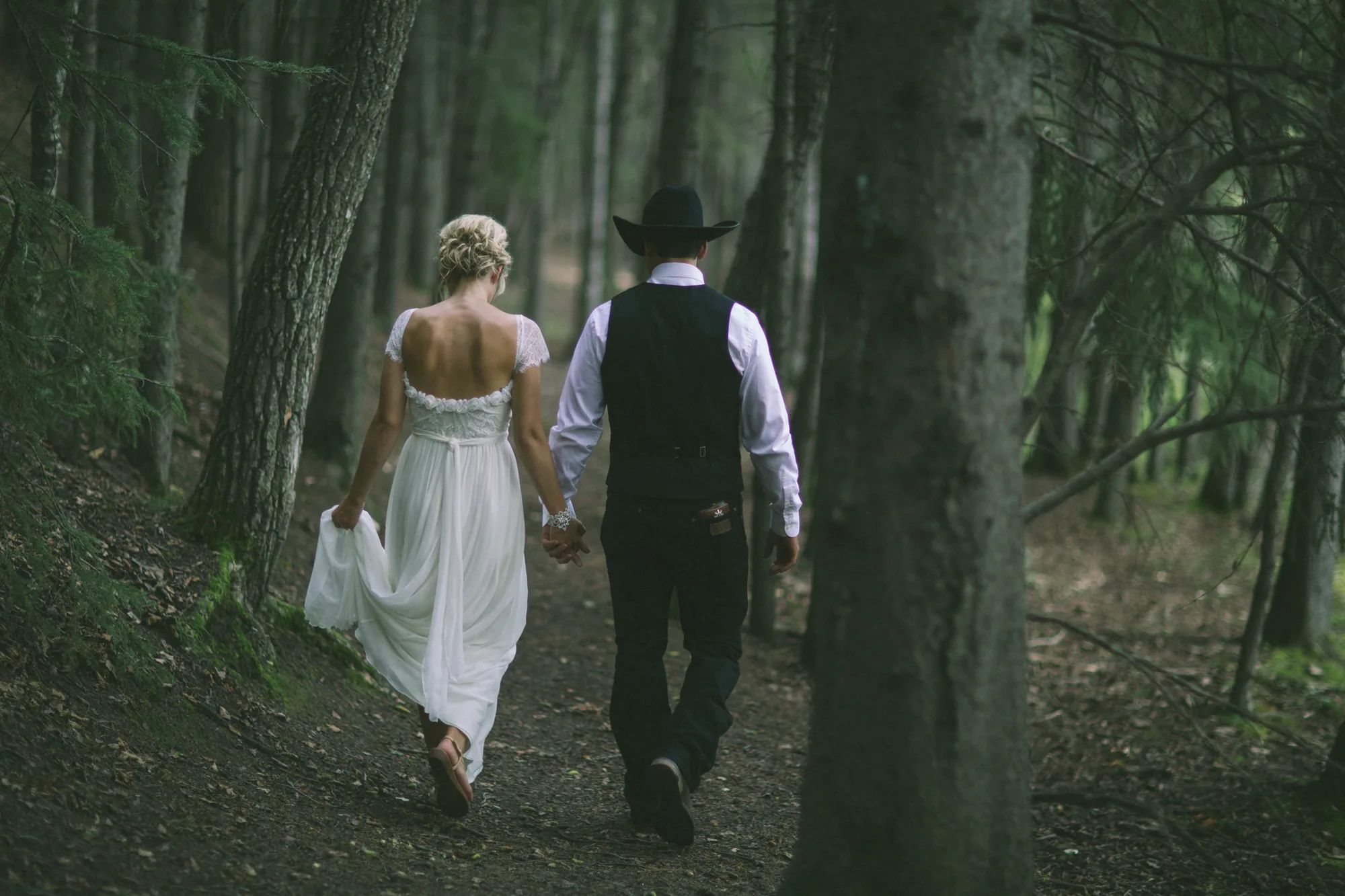Candid Alberta wedding photography image 31